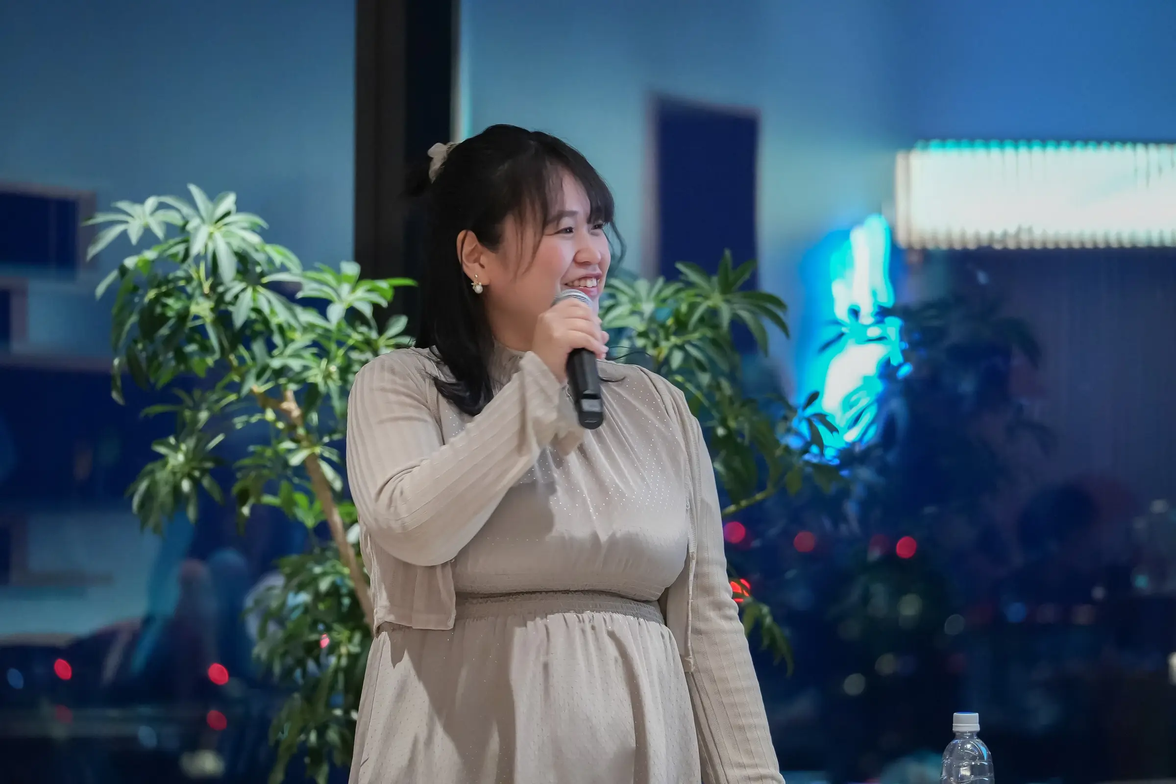 マイクを持って話す松田恵里加