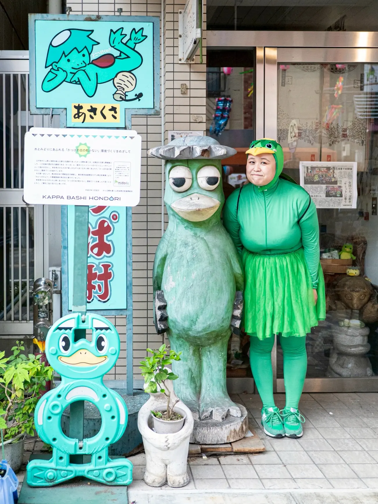 河童橋でカッパ姿の松田恵里加